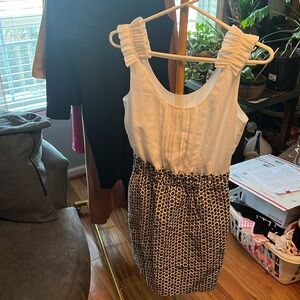 McGinnis NWT size 6, beautiful sleeves. Paper bag waist, dark gray/white,